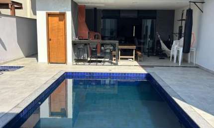 CASA TÉRREA MOBILIADA COM 4 DORMITÓRIOS DENTRO DE CONDOMINIO.