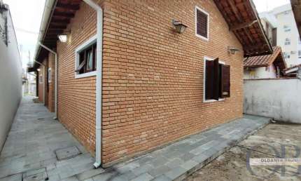 CASA TÉRREA COM 3 DORMITÓRIOS MAIS EDÍCULA NO ITAGUÁ.