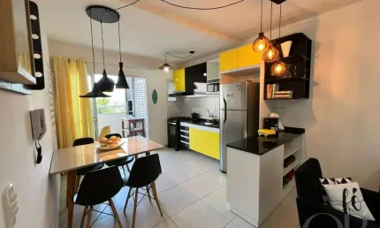 Apartamento mobiliado com 2 dormitórios apenas 350 metros do mar.