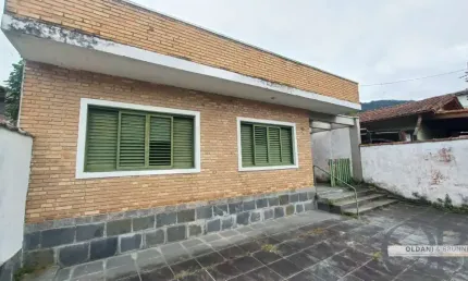CASA TÉRREA COM 3 DORMITÓRIOS MAIS EDÍCULA NO CENTRO.