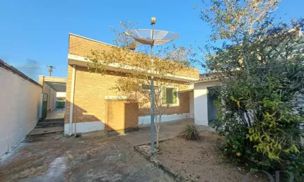 Casa térrea com 3 dormitórios mais edícula no centro.