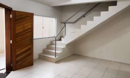 SOBRADO COM 2 SUÍTES DENTRO DE CONDOMINIO NO CENTRO.