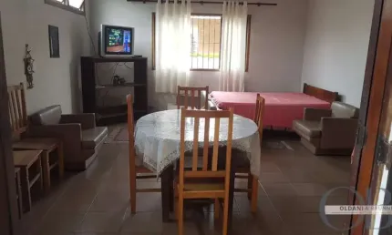 Casa térrea com 1 dormitório no pereque-açú apenas 100 metros do mar.