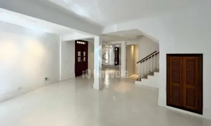Casa de Vila Jardim América, 300m²,4 dormitórios, 2 suítes e 1 vaga.