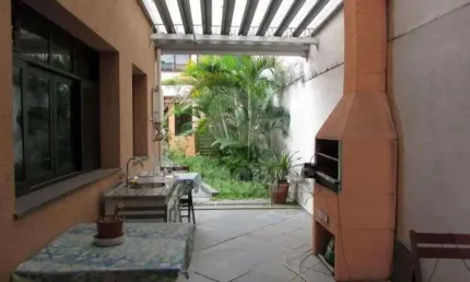 Ampla casa assobradada com edicula, em Perdizes, venda ou locação.