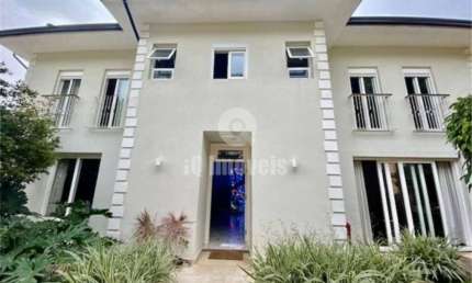 Casa de 495m², 5 suítes, 4 vagas em rua super tranquila do Pacaembú