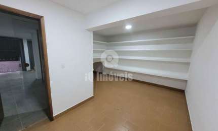 Casa em Moema Indios,  330m², 4 dorms,1 suíte , edicula e quintal, 3 vagas cobertas + 4 vagas
