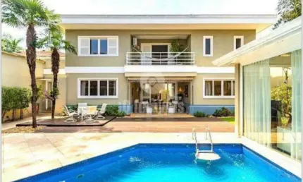 Casa Alto padrão em Condomínio Fechado, 4 suítes, 6 vagas, segurança total.