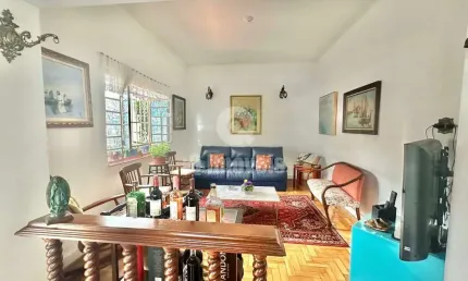 Linda casa terrea a venda com 437,50 m² de terreno, 3 dormitórios, 8 vagas, churrasqueira e jardim.
