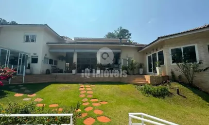 Casa a venda em Atibaia, 849 metros, 5 suítes, 4 vagas de garagem.