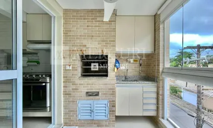 Apartamento no guarujá, enseada, 2 quartos, sala para 2 ambientes e varanda gourmet - mercuri imóveis - imobiliária no guarujá