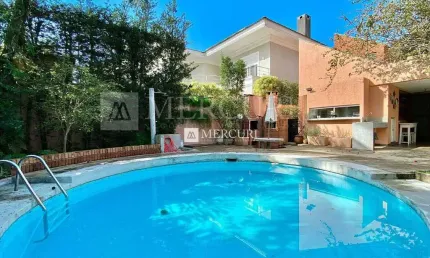 Casa no Guarujá, Enseada, Condomínio Fechado, 4 Quartos, Piscina e Churrasqueira - Mercuri Imóveis - Imobiliária no Guarujá