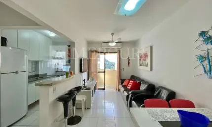 Apartamento no guarujá, pitangueiras, 2 quartos, sala para 2 ambientes e sacada com vista urbana - mercuri imóveis - imobiliária no guarujá