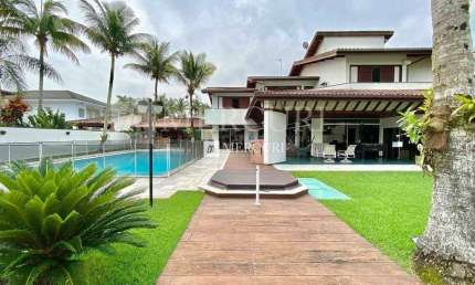 Luxuosa Residência com 4 Suítes e Ampla Área de Lazer no Condomínio Jardim Acapulco