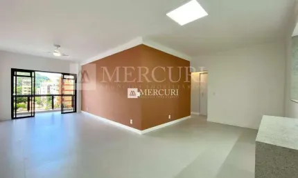 Apartamento no guarujá, enseada, 3 quartos, sala para 2 ambientes e sacada - mercuri imóveis - imobiliária no guarujá