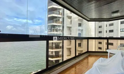 Apartamento no guarujá, astúrias, 3 quartos, sala para 2 ambientes e sacada com vista para o mar - mercuri imóveis - imobiliária no guarujá