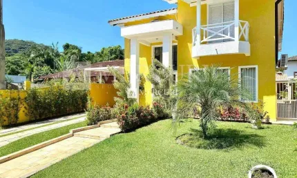 Casa no guarujá, balneário praia do pernambuco , 3 quartos, sala para 3 ambientes, sacada e piscina  - mercuri imóveis - imobiliária no guarujá