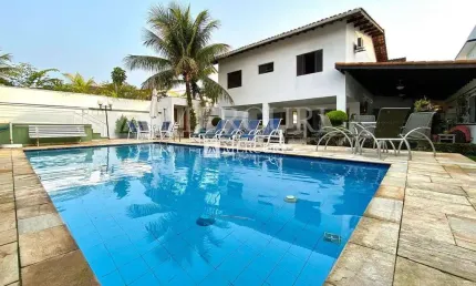Espaçosa Casa com 6 Quartos e Área de Lazer no Condomínio Jardim Acapulco