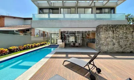 Luxuosa Residência com 5 Suítes e Jacuzzi no Jardim Acapulco