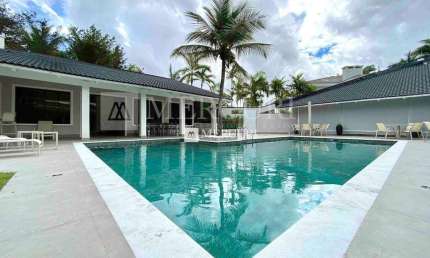 Casa Repaginada com 5 Suítes e Lazer Completo no Jardim Acapulco