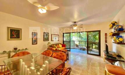 Apartamento na Praia das Pitangueiras com Sacada e Vista para a Mata
