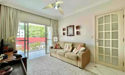 Apartamento na praia da enseada com sacada e suítes, região dos hotéis