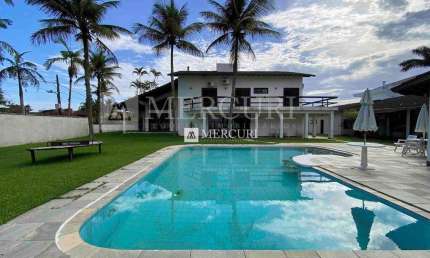 Casa Rústica com Piscina e Campo de Futebol no Condomínio Jardim Acapulco, Guarujá