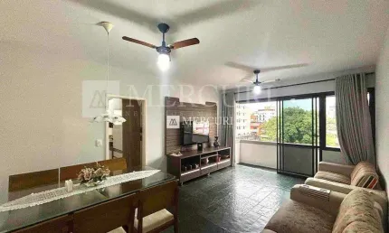 Apartamento no guarujá, enseada, 2 quartos, sala ampla e sacada - mercuri imóveis - imobiliária no guarujá