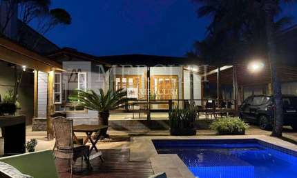 Casa à Venda no Guarujá – Enseada, Jardim Virgínia com Lazer e Conforto