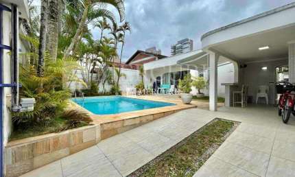 Casa no Guarujá, Enseada, Região Central Park, à 200 metros da Praia, 3 suítes à venda.