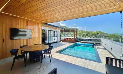 Cobertura Penthouse no Guarujá, Pitangueiras, Reformada, Decorada, 3 suítes, Piscina aquecida, Hidromassagem, Academia e Espaço Gourmet mobiliado.