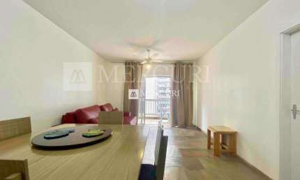 Apartamento no Guarujá, Praia das Pitangueiras, 2 quartos e sacada com vista para o mar.