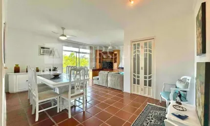 Apartamento no guarujá, enseada, espaçoso, 2 quartos e sacada