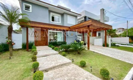 Casa no Guarujá, Condomínio Fechado, Jardim Pernambuco, 3 quartos (2 suítes), piscina e churrasqueira - Mercuri Imóveis Guarujá