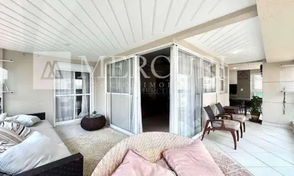 Apartamento no guarujá, astúrias, 3 suítes, varanda gourmet e vista parcial do mar- mercuri imóveis - imobiliária no guarujá