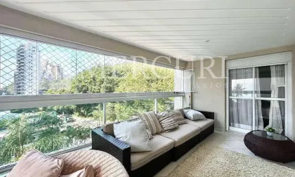 Apartamento no Guarujá, Astúrias, 3 suítes, varanda gourmet e vista parcial do mar.