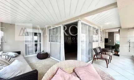 Apartamento no guarujá, astúrias, 3 suítes, varanda gourmet e vista parcial do mar- mercuri imóveis - imobiliária no guarujá