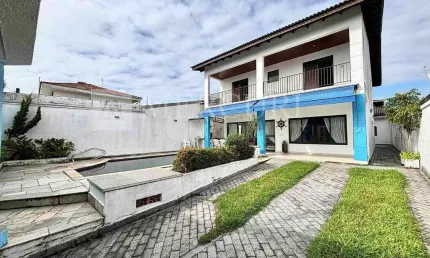 Casa no Guarujá, Jardim Virginia, 3 suítes, piscina e há 250 metros da praia.
