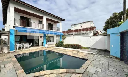 Casa no Guarujá, Enseada, 4 Quartos, Sala para 4 Ambientes, Sacada, Piscina e Churrasqueira - Mercuri Imóveis - Imobiliária no Guarujá