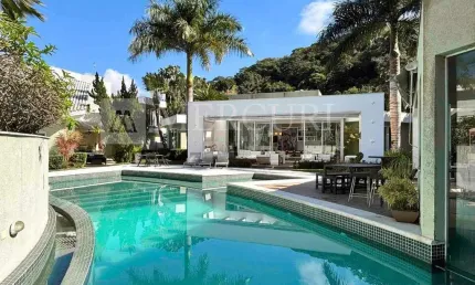 Casa no guarujá, balneário praia do pernambuco, condomínio fechado, área de lazer completa, 6 quartos
