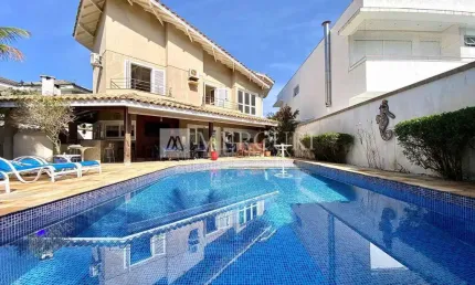 Casa no Guarujá, Condomínio Fechado, Jardim Acapulco, 5 suítes, Piscina e Churrasqueira privativos