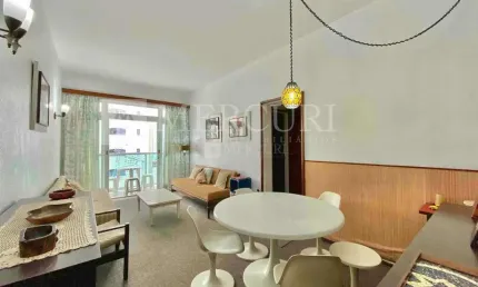 Apartamento no guarujá, pitangueiras, 2 quartos, sala para 2 ambientes e sacada com vista para o mar  - mercuri imóveis - imobiliária no guarujá