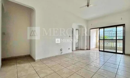 Apartamento no guarujá, enseada, 2 quartos, sala para 2 ambientes e sacada - mercuri imóveis - imobiliária no guarujá
