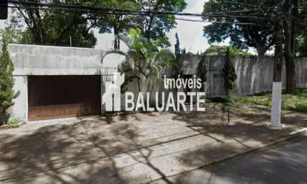 Vende-se em condomínio fechado sobrado de alto nível.