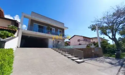 'Casa Luxuosa em Arujá 5: 4 Dormitórios e 489m² por R$3.2M'