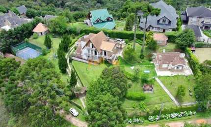 Casa de luxo em Alto do Capivari, Campos do Jordão: 5 dormitórios, 4 suítes, 660m² por R$ 4,2M para venda.