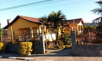 Casa à Venda em Jordanópolis, Arujá: 4 Dormitórios e 500m²