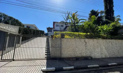 Casa de luxo em condomínio fechado em Arujá com 4 dormitórios, 3 suítes e 7 banheiros por R$ 2,6 milhões