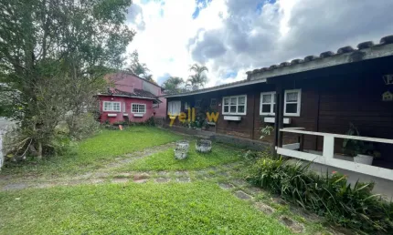 Alugue uma casa em condomínio fechado em Arujá com 250m², 4 dormitórios, 1 suíte e 2 banheiros por R$7.000/mês. Confira agora!
