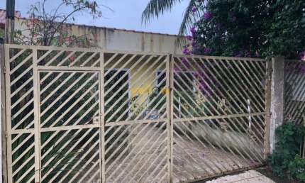 Casa em Bairro América Arujá: 180m², 2 dormitórios, 2 banheiros por R$700k - Venda